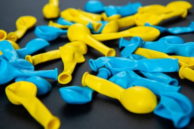 Siyah arkaplanda mavi ve sarı balonlar