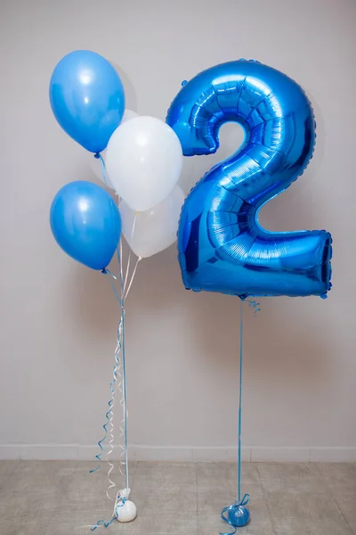 Μπλε Μπαλόνι Νούμερο Και Λατέξ Μπαλόνια Ηλίου Για Ένα Αγόρι — Φωτογραφία Αρχείου