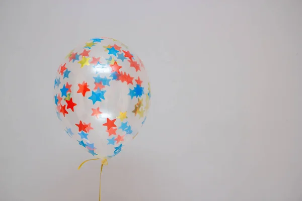 Balão Transparente Com Estrelas Confete Coloridas — Fotografia de Stock