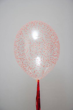 İçinde kırmızı köpük topları olan balon, 3 boyutlu balon, çelenkli balon.