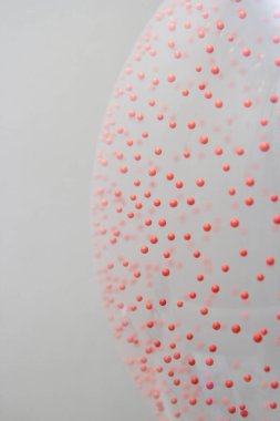 İçinde kırmızı köpük topları olan balon, 3 boyutlu balon, çelenkli balon.