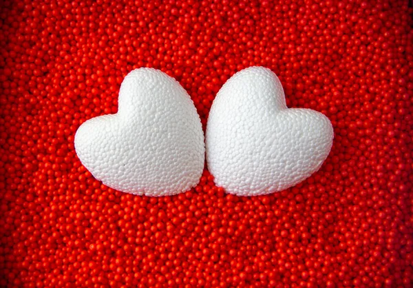Dvě Bílá Srdce Červeném Pozadí Pěnových Kuliček Výzdoba Valentýna Pohlednice — Stock fotografie