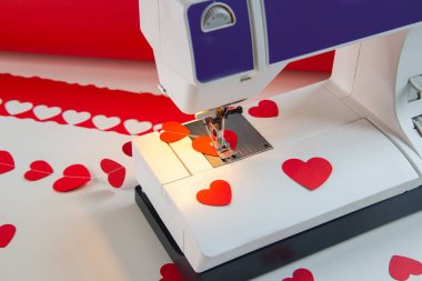 Dikiş makinesinde kırmızı kalplerden bir çelenk yapmak