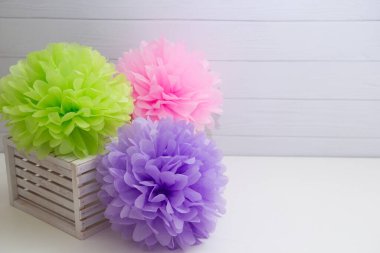 Pembe, mor ve yeşil ponpon çiçekleri, kağıt çiçekler.