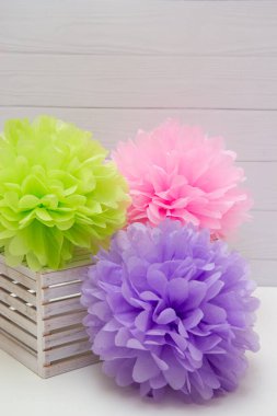 Pembe, mor ve yeşil ponpon çiçekleri, kağıt çiçekler.