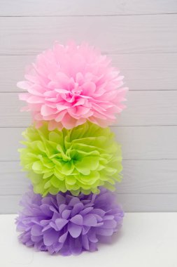 Pembe, mor ve yeşil ponpon çiçekleri, kağıt çiçekler.