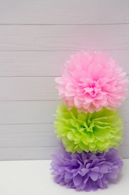 Pembe, mor ve yeşil ponpon çiçekleri, kağıt çiçekler.