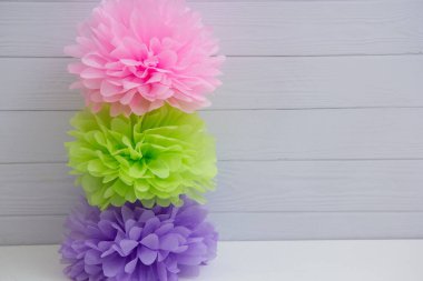 Pembe, mor ve yeşil ponpon çiçekleri, kağıt çiçekler.