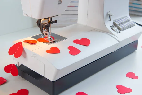 Fazendo Uma Grinalda Corações Vermelhos Uma Máquina Costura — Fotografia de Stock