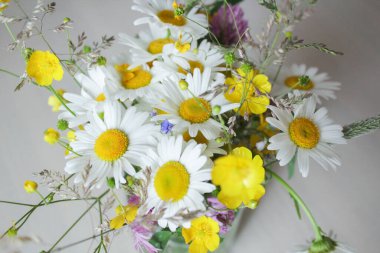 Kavanozda bir buket çiçek, masada, papatya çayı.