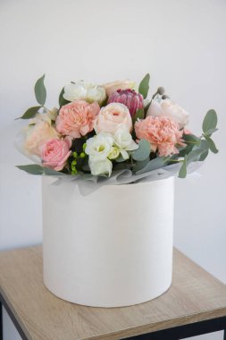 Kutuda bir buket çiçek.