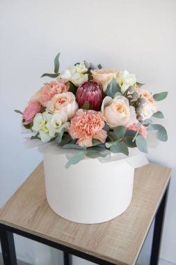 Kutuda bir buket çiçek.