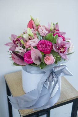 Beyaz şapka kutusunda bir buket çiçek.