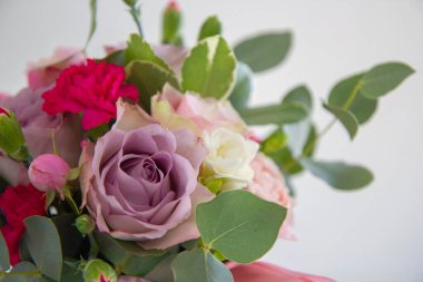 Güllerin bileşimi, bahar çiçekleri, yakın plan çiçekler.