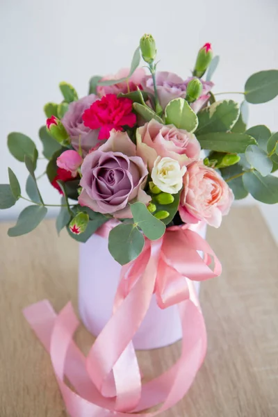 Нежный Букет Цветов Зеленью Розовой Коробке — стоковое фото
