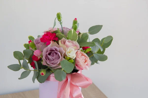 Нежный Букет Цветов Зеленью Розовой Коробке — стоковое фото