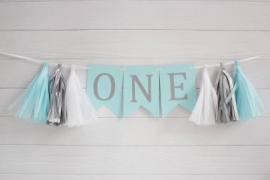 Bir yaşındaki bir çocuk için kağıt çelenk, kağıt dekor, çocuk odası dekoru.