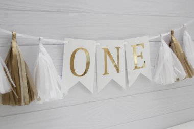 Beyaz tahta bir kutunun arka planında 