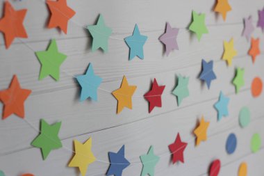 Parti dekorasyonu için karton bir çelenk