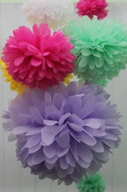 Renkli kağıt ponponlar, kağıt çiçekler, ev dekorasyonu.