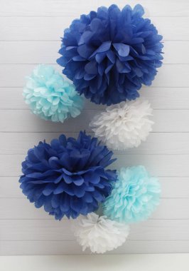 beyaz arka planda kağıt ponponlar, ev dekorasyonu