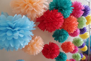 Çok renkli kağıt ponponlardan ev için şenlikli fotoğraf bölgesi