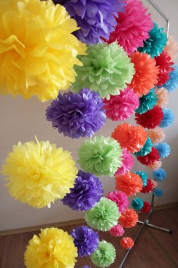 Çok renkli kağıt ponponlardan ev için şenlikli fotoğraf bölgesi