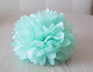 Mavi ponpon beyaz arkaplanda izole