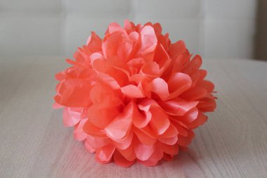 Beyaz arkaplanda turuncu ponpon izole edildi