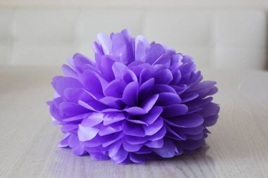 Beyaz arkaplanda izole edilmiş mavi kağıt ponponu