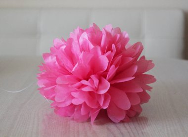 Beyaz arkaplanda pembe ponpon