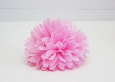 Beyaz arkaplanda pembe ponpon