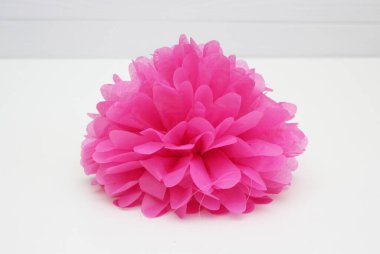 Beyaz arkaplanda pembe ponpon