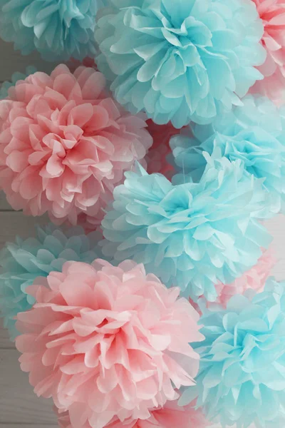 Roze Blauw Papier Pompons Voor Het Huis Een Witte Achtergrond — Stockfoto