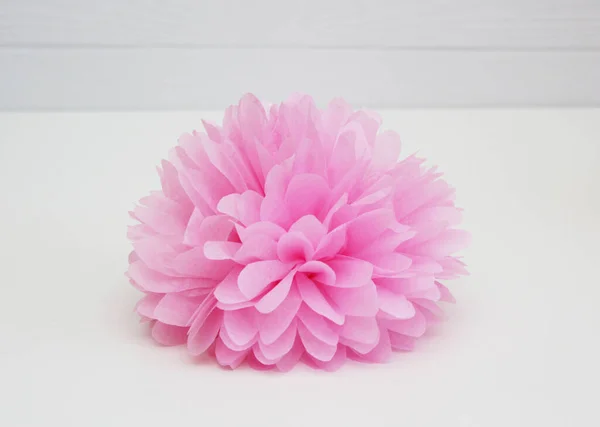 Beyaz arkaplanda pembe ponpon