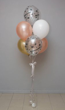 Helyum balonlu deste, balonların üzerindeki yazı...
