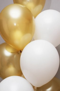 beyaz ve altın balonlar, helyum balonları ile demet