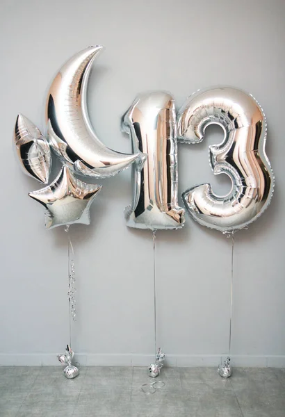Φωτόνιο Ασημένιων Μπαλονιών Ένα Μπαλόνι Μορφή Ενός Μήνα Αργυροί Αριθμοί — Φωτογραφία Αρχείου