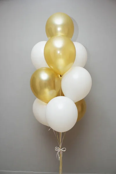 Balões Brancos Dourados Pacote Com Balões Hélio — Fotografia de Stock