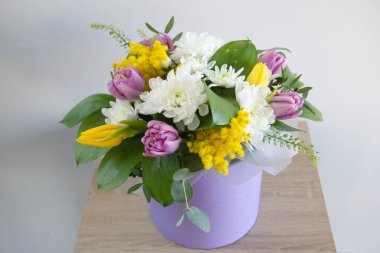 Şapka kutusundaki narin çiçekler