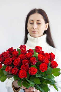 Bir buket kırmızı gül tutan kız