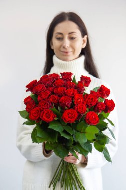 Bir buket kırmızı gül tutan kız