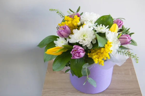 Flores Delicadas Uma Caixa Chapéu — Fotografia de Stock