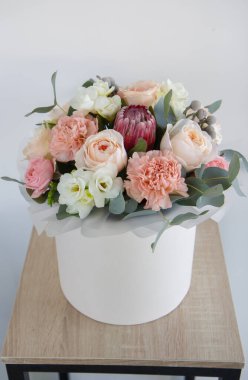 Bahar çiçekleri bir kutunun içinde