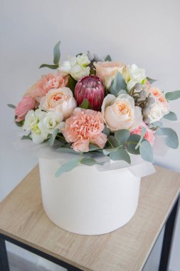 Bahar çiçekleri bir kutunun içinde