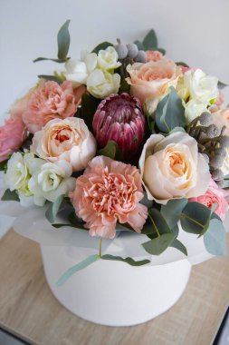 Bahar çiçekleri bir kutunun içinde