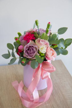 Bahar çiçekleri bir kutunun içinde