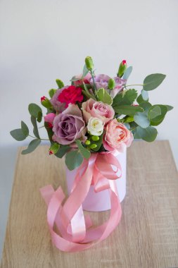 Bahar çiçekleri bir kutunun içinde