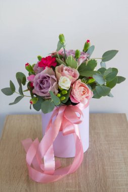 Bahar çiçekleri bir kutunun içinde