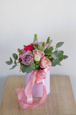 Bahar çiçekleri bir kutunun içinde